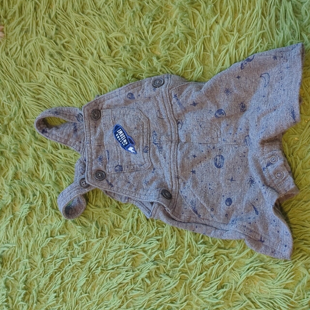 ** 3 FOR $10 ALL BABY CLOTHES ** Carter's Gray Space Print Short Overalls